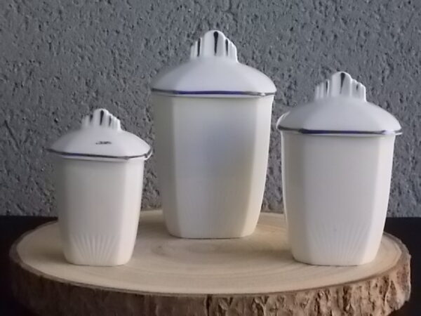 Pot à Epice, en faience Blanche. Motif "Anémone Bleue" peint à la main. Forme octogonale légèrement biaisé. Couvercle à poignée plate, et liseré Bleu.