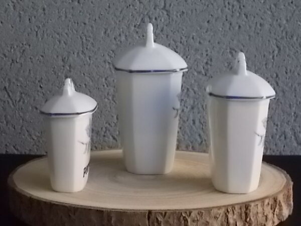 Pot à Epice, en faience Blanche. Motif "Anémone Bleue" peint à la main. Forme octogonale légèrement biaisé. Couvercle à poignée plate, et liseré Bleu.
