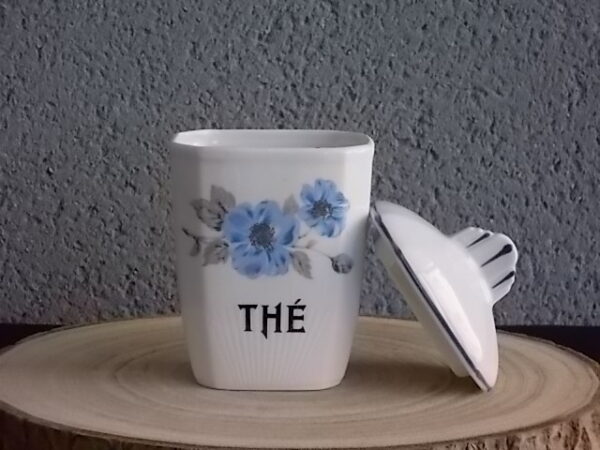 Pot à Epice, en faience Blanche. Motif "Anémone Bleue" peint à la main. Forme octogonale légèrement biaisé. Couvercle à poignée plate, et liseré Bleu.