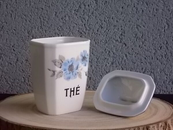 Pot à Epice, en faience Blanche. Motif "Anémone Bleue" peint à la main. Forme octogonale légèrement biaisé. Couvercle à poignée plate, et liseré Bleu.