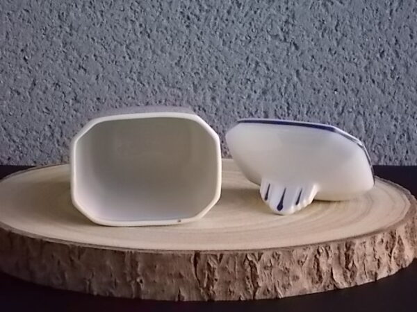 Pot à Epice, en faience Blanche. Motif "Anémone Bleue" peint à la main. Forme octogonale légèrement biaisé. Couvercle à poignée plate, et liseré Bleu.