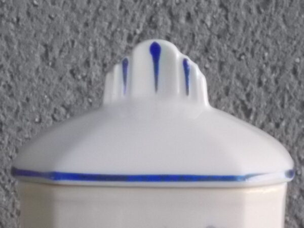 Pot à Epice, en faience Blanche. Motif "Anémone Bleue" peint à la main. Forme octogonale légèrement biaisé. Couvercle à poignée plate, et liseré Bleu.