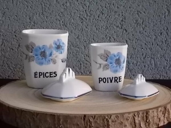 Pot à Epice, en faience Blanche. Motif "Anémone Bleue" peint à la main. Forme octogonale légèrement biaisé. Couvercle à poignée plate, et liseré Bleu.