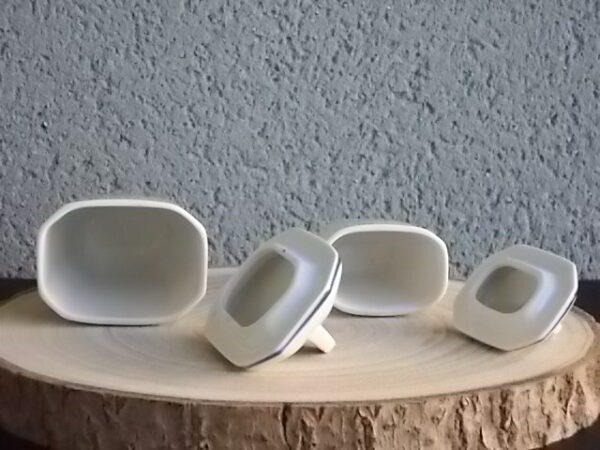 Pot à Epice, en faience Blanche. Motif "Anémone Bleue" peint à la main. Forme octogonale légèrement biaisé. Couvercle à poignée plate, et liseré Bleu.