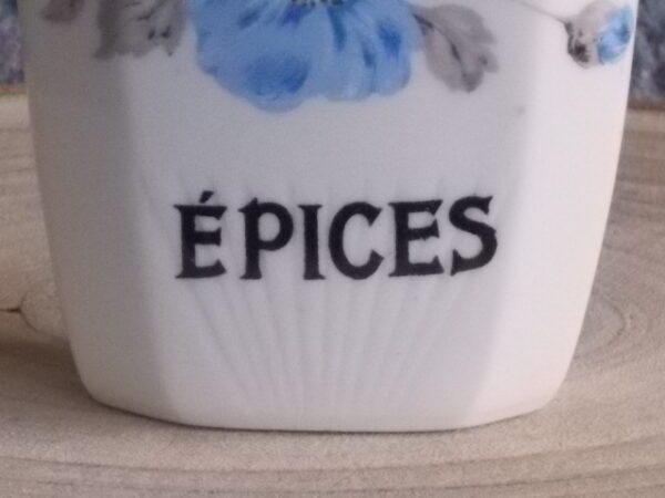 Pot à Epice, en faience Blanche. Motif "Anémone Bleue" peint à la main. Forme octogonale légèrement biaisé. Couvercle à poignée plate, et liseré Bleu.