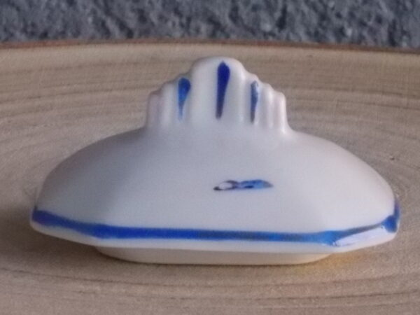 Pot à Epice, en faience Blanche. Motif "Anémone Bleue" peint à la main. Forme octogonale légèrement biaisé. Couvercle à poignée plate, et liseré Bleu.