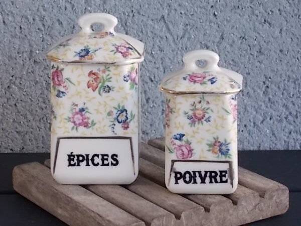 Pot à Épices "Poivre" et "Épices", en faience Ivoire. Motif floral , souligné par dorure. Sérigraphie Noire. Décoré par P.L France