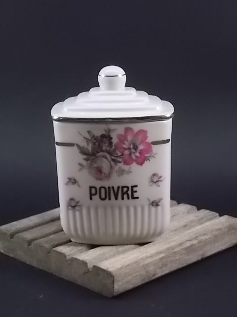Pot à Epice "Poivre", en faience Blanche à motif floral. Sans signature modèle Manon