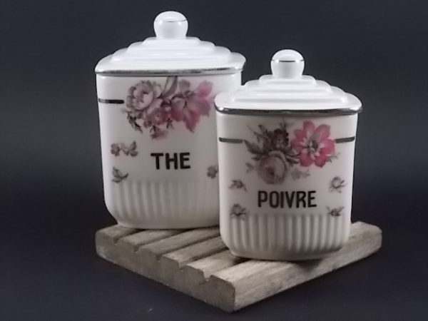 Pot à Epice "Thé", en faience Blanche à motif floral. Sans signature modèle Manon