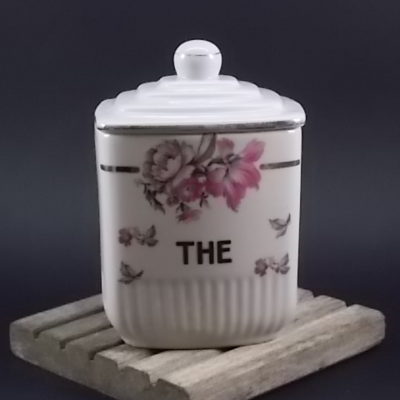 Pot à Epice "Thé", en faience Blanche à motif floral. Sans signature modèle Manon