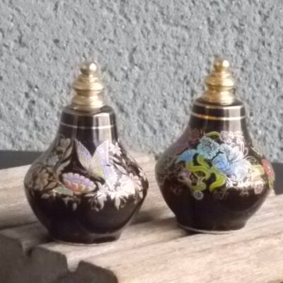 Pot à Huile parfumée, en céramique Noire à motif peint à la main polychrome réhaussé de dorure. Forme Potiche. Made in Grèce
