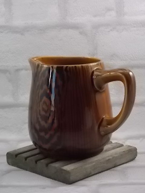 Pot à eau "Acajou" en céramique Marron à motif de veinures de bois, peint à la main de Sarreguemines et Digoin