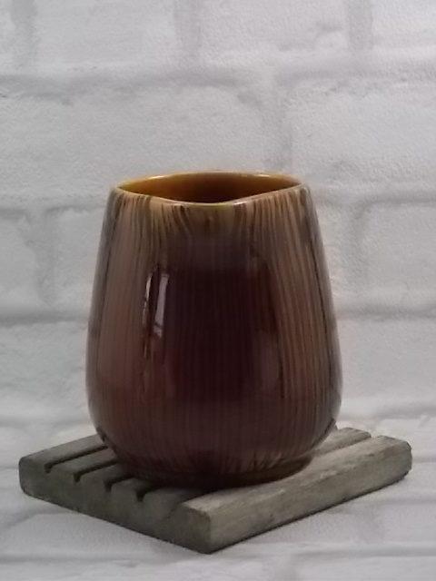 Pot à eau "Acajou" en céramique Marron à motif de veinures de bois, peint à la main de Sarreguemines et Digoin