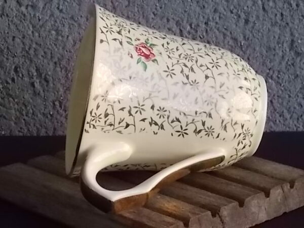 Pot à lait "Aubusson", en faïence Jaune à motif floral stylisé en dorure et de Rose. De la faïencerie de Salins France