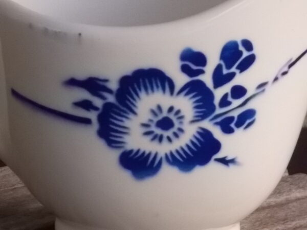Pot à lait "Eglantines", en faïence Blanche. Décors floral type pochoir Bleu. De la faïencerie de Badonviller