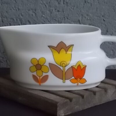 Pot à lait "Fleurs" en porcelaine Blanche à motif de fleurs stylisées. Création L. Lourioux de Berry haute porcelaine.
