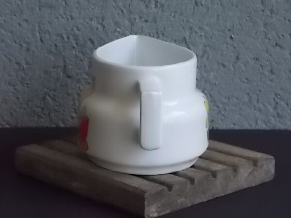 Pot à lait "Fleurs" en porcelaine Blanche à motif de fleurs stylisées. Création L. Lourioux de Berry haute porcelaine.