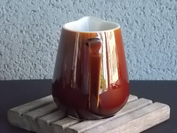 Pot à lait N° 4, en céramique vernissé Marron en léger dégradé, intérieur Blanc. De la maison Villeroy & Boch, made in Luxembourg.