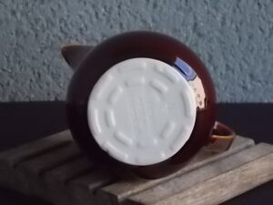 Pot à lait N° 4, en céramique vernissé Marron en léger dégradé, intérieur Blanc. De la maison Villeroy & Boch, made in Luxembourg.