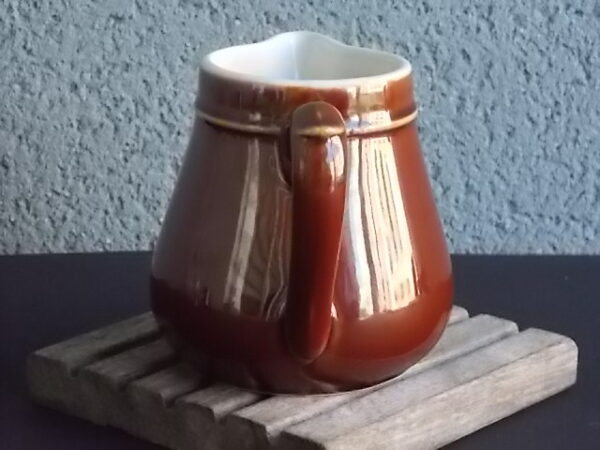 Pot à lait N° 7 Bistrot, en céramique vernissé Marron, en léger dégradé. Forme cruche bombé et bec droit.