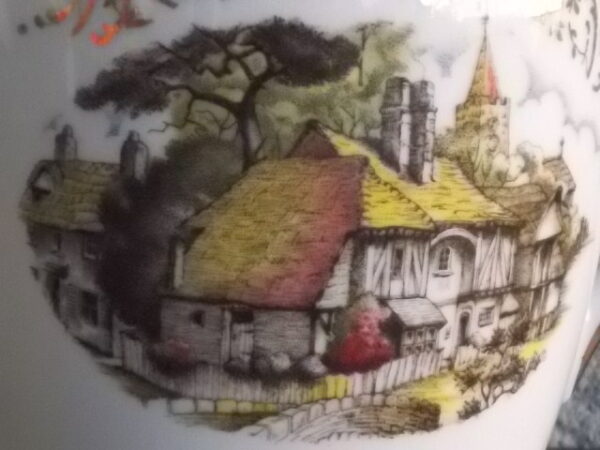 Pot à lait, en porcelaine Blanche. à motif de "Village" et frise au col en dorure. De E.L.S Porcelaine