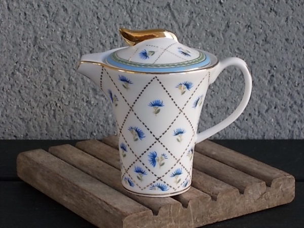 Pot à lait couvert, en porcelaine Blanche à motif floral, souligné de dorure. De Marta Marzotto