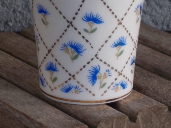 Pot à lait couvert, en porcelaine Blanche à motif floral, souligné de dorure. De Marta Marzotto