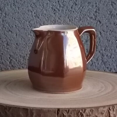 Pot à lait en porcelaine à feu Marron. Forme pansu à cotes plates. De Charles Pillivuyt & Cie Mehun France