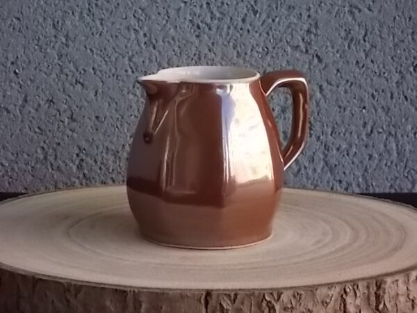 Pot à lait en porcelaine à feu Marron. Forme pansu à cotes plates. De Charles Pillivuyt & Cie Mehun France