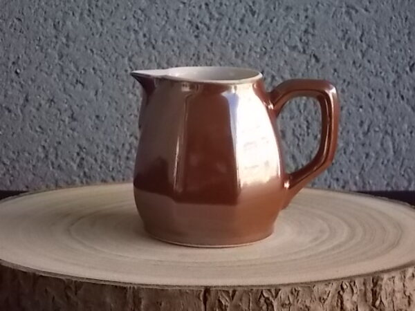 Pot à lait en porcelaine à feu Marron. Forme pansu à cotes plates. De Charles Pillivuyt & Cie Mehun France
