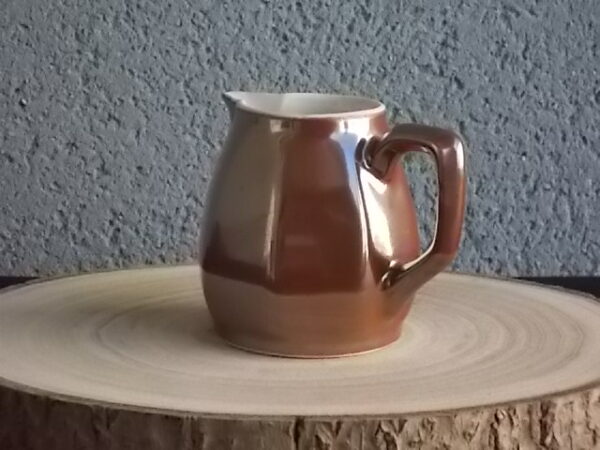 Pot à lait en porcelaine à feu Marron. Forme pansu à cotes plates. De Charles Pillivuyt & Cie Mehun France