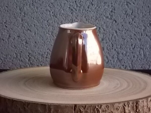 Pot à lait en porcelaine à feu Marron. Forme pansu à cotes plates. De Charles Pillivuyt & Cie Mehun France