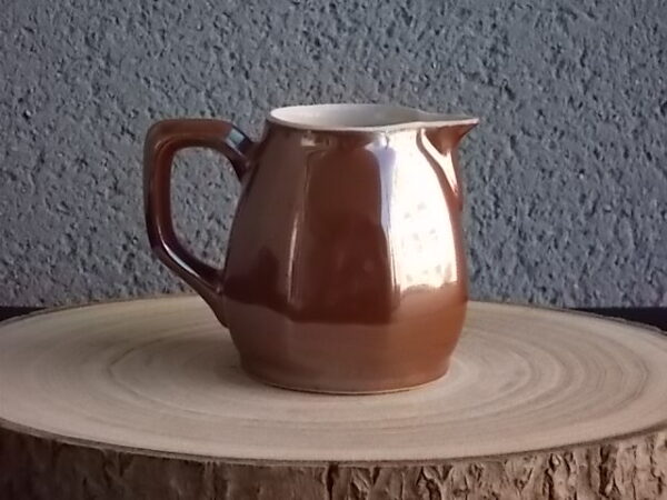 Pot à lait en porcelaine à feu Marron. Forme pansu à cotes plates. De Charles Pillivuyt & Cie Mehun France