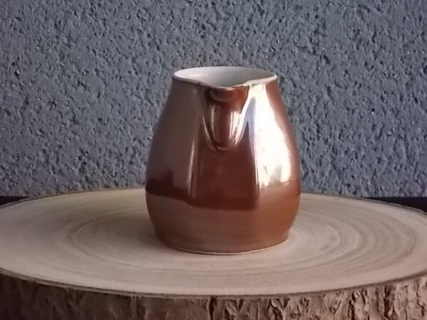 Pot à lait en porcelaine à feu Marron. Forme pansu à cotes plates. De Charles Pillivuyt & Cie Mehun France