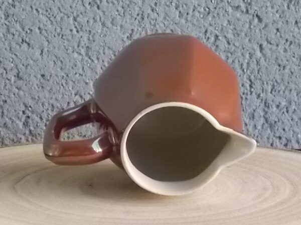 Pot à lait en porcelaine à feu Marron. Forme pansu à cotes plates. De Charles Pillivuyt & Cie Mehun France