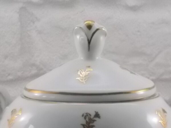 Pot à lait et Sucrier en porcelaine Blanche et motif floral en dorure. De C S L H. Barquet Limoges