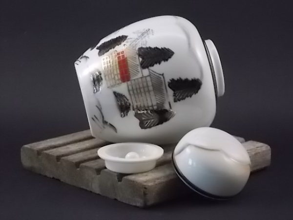 Pot à Gingembre, en porcelaine Blanche. Décors peint à la main, rehaussé par dorure. Provenance du Japon, NIPPON 1891/1921