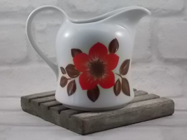 Pot à lait "Diana" en porcelaine Blanche. Décors floral stylisé aux couleurs Automnal. De Seltmann Weiden, Bavaria. Made in W-Germany.