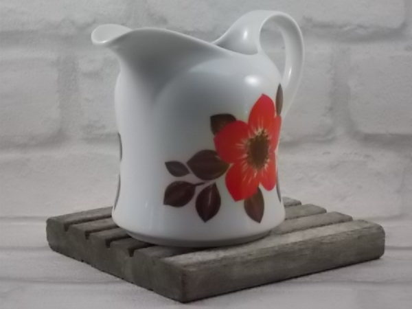 Pot à lait "Diana" en porcelaine Blanche. Décors floral stylisé aux couleurs Automnal. De Seltmann Weiden, Bavaria. Made in W-Germany.