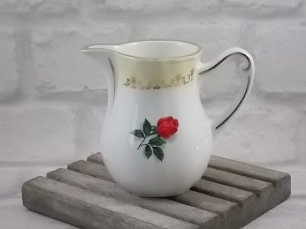 Pot à lait "Floralies", en faïence Blanche et décors floral garantie inaltérable Permacal. De Moulin des Loups Orchies.