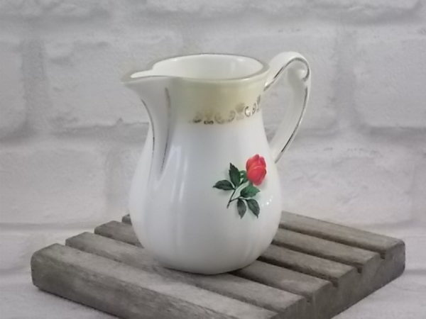Pot à lait "Floralies", en faïence Blanche et décors floral garantie inaltérable Permacal. De Moulin des Loups Orchies.