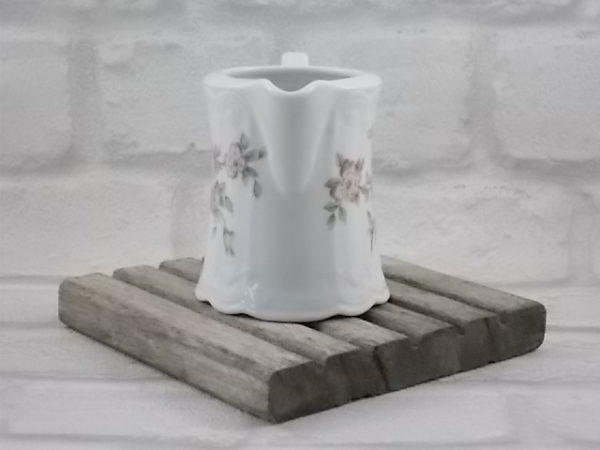 Pot à lait "Julia", en porcelaine Blanche à motif sculpté en relief. Motif floral Rose et Vert. De Seltmann Weiden, Bavaria.