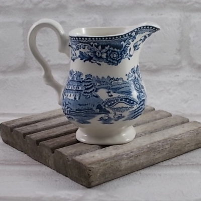 Pot à lait en faïence Blanche, motif gravé à la main, modèle Tonquin Bleu, de Myott, made in Staffordshire