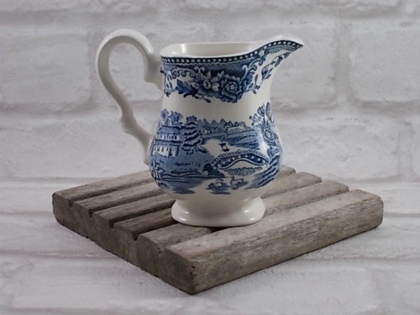 Pot à lait en faïence Blanche, motif gravé à la main, modèle Tonquin Bleu, de Myott, made in Staffordshire