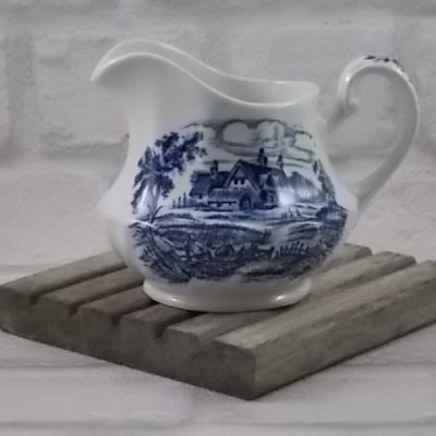 Pot à lait en faïence Blanche peint à la main. Décors "Meadowsweet" motif paysager Bleu. De Ridgway, Staffordshire England