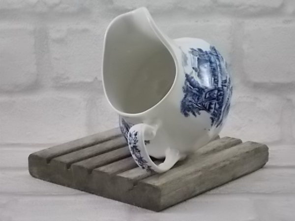 Pot à lait en faïence Blanche peint à la main. Décors "Meadowsweet" motif paysager Bleu. De Ridgway, Staffordshire England