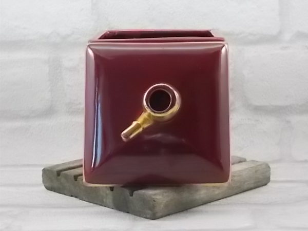 Pot à tabac, en céramique Rouge et dorure. Modèle 4213 du décorateur B. Letalle. De la manufacture de Saint Clément