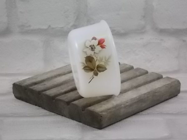 Ramequin "Aubépines" rond, en verre Opale trempé Blanc laiteux. Décors floral sérigraphié polychrome. De la marque Arcopal