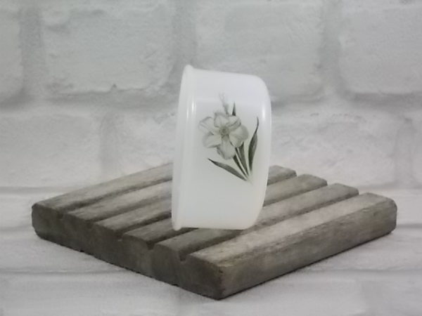 Ramequin "Narcisse" rond, en verre Opale trempé Blanc laiteux. Décors floral sérigraphié polychrome. De la marque Arcopal