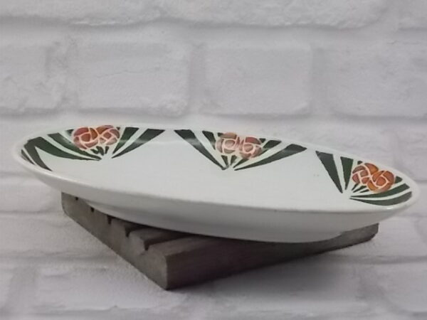 Ravier creux "Alsace", en faience Blanche, décors peint à la main de motif de fleurs stylisés. De S.A.F.S